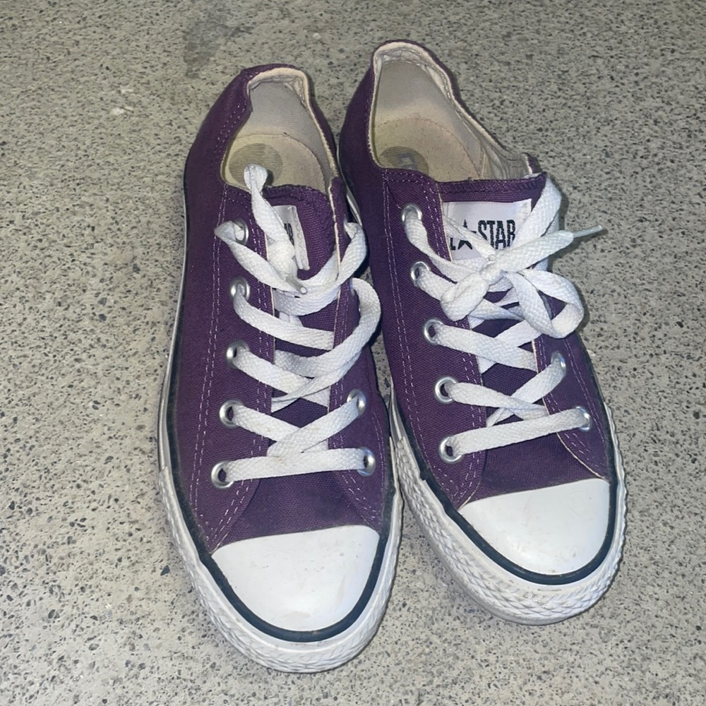Converse women’s size 6 mens size 4 purple sneakers.
